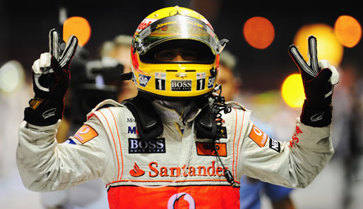 Hamilton zeigt es an. Es war sein zweiter Saisonsieg nach dem Triumph in Ungarn