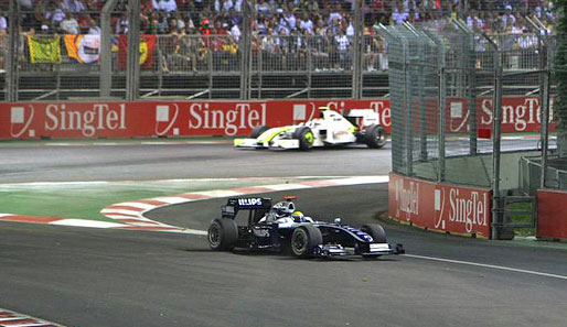 Diese Safety-Car-Phase wurde Nico Rosberg zum Verhängnis. Er fiel nach einer Strafe für dieses Überfahren der weißen Linie nach seinem ersten Boxenstopp hoffnungslos zurück