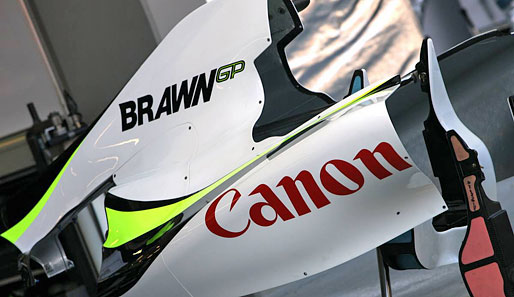 Brawn GP bekam dagegen Zuwachs auf dem Auto. Canon ist als neuer Sponsor in Singapur eingestiegen