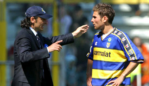 In Parma traf Mutu zum ersten Mal auf Coach Cesare Prandelli (l.). Zusammen mit Adriano sorgte er für Furore