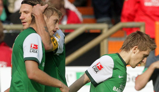 Die Erlösung für Werder: Hunt erzielt das 1:0 und bekommt dafür von Kapitän Frings eine Umarmung