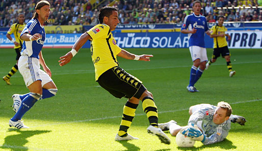 Schalke-Keeper Manuel Neuer klärt vor Dortmunds Lucas Barrios