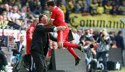 Franck Ribery trifft per Traum-Freistoß zum 3:1 und springt Louis van Gaal in die Arme - die Szene des Spiels