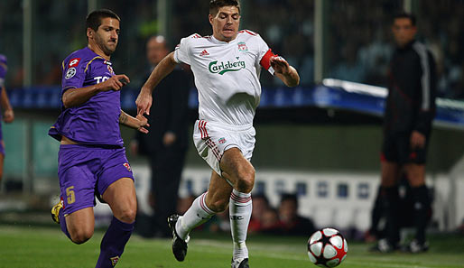 AC Florenz - FC Liverpool 2:0: Reds-Kapitän Steven Gerrard (r.) wird von Alessandro Gamberini verfolgt