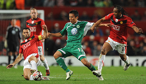 Manchester United - VfL Wolfsburg: Makoto Hasebe wird von Ryan Giggs (l.) und Anderson (r.) in die Zange genommen