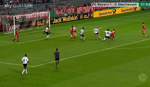 Bayern München - Oberhausen: ...doch ihm verspringt der Ball.