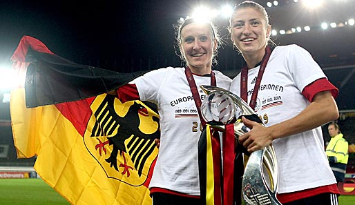 Stürmerin Anja Mittag (l.) und Bianca Schmidt. Die erst 19-jährige Schmidt debütierte dieses Jahr in der A-Mannschaft und wurde gleich mit dem Titel belohnt