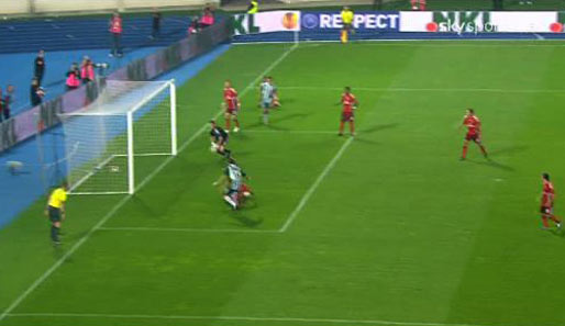 ...doch der Rapid-Stürmer hat keine Probleme, den Ball im leeren Tor unterzubringen. 2:0 für die Österreicher