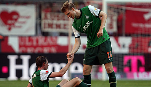 Per Mertesacker ist bei Werder Bremen der unumstrittene Führungsspieler. Da muss er nach einer Niederlage auch einem Kollegen wie Tim Borowski hochhelfen