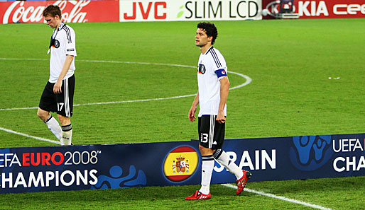 Per Mertesacker (l.) und Michael Ballack nach dem verlorenen EM-Finale 2008 gegen Spanien