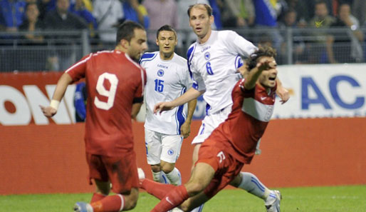 Der Bosnier Sejad Salihovic (2.v.l.) konnte durch sein Freistoßtor gegen die Türkei einen Punkt für sein Land sichern. Endstand: 1:1