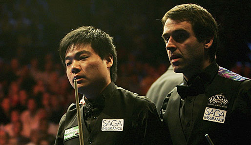 Der Tag der Katastrophe: Am 21. 20007 verliert Ding Junhui (l.) das Masters-Finale gegen Ronnie O'Sullivan. Der muss Ding schon zum Midsession Interval in die Kabine begleiten