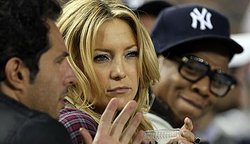 Sexy Blick einer Hollywood-Schönheit: Kate Hudson beim Baseball-Spiel der NY Yankees gegen Minnesota. Neben ihr Rap-Ikone Jay-Z