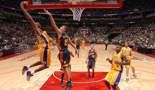 Kobe Bryant (l.) von den LA Lakers im Vorbereitungsspiel gegen die Golden State Warriors