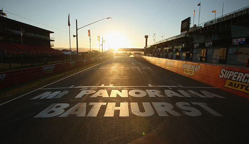 Die Ruhe vor dem Start: Idyllisch liegt die Boxengasse vor dem Qualifying der V8 Supercars im australischen Bathurst bei Sonnenaufgang da