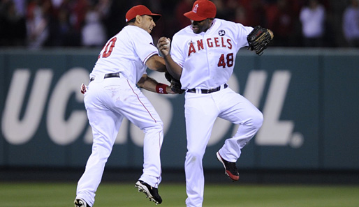 Einen triftigen Grund zum Feiern hatten Juan Rivera (l.) und Torii Hunter. Sie bezwangen mit den Los Angeles Angels im zweiten Playoff-Spiel die Boston Red Sox mit 4:1