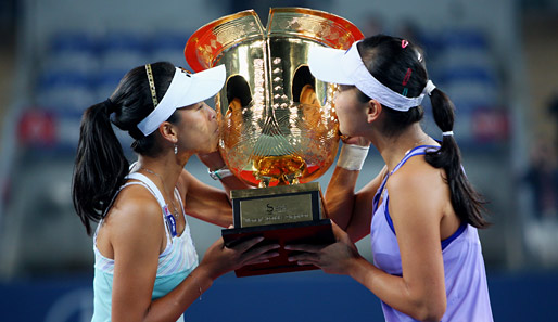 Geteilte Freude ist doppelte Freude: Nach ihrem Erfolg im Doppelwettbewerb des WTA-Turniers in Peking küssen Su-Wei Hsieh (l.) und Shuai Peng den Siegerpokal