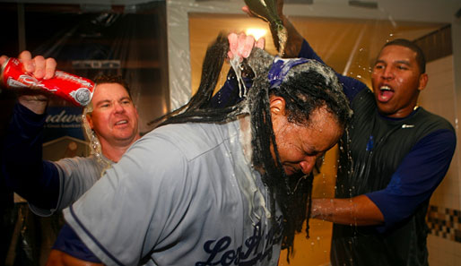 Viel Spaß beim Rauswaschen: Slugger Manny Ramirez und die L.A. Dodgers feiern den Sieg in der ersten Playoff-Runde gegen die St. Louis Cardinals mit Bier und Schampus
