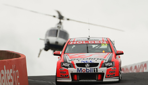 Craig Baird jagt bei der V8 Supercars Championship Series um den Rundkurs im australischen Bathurst - und wird dabei von einem Hubschrauber verfolgt