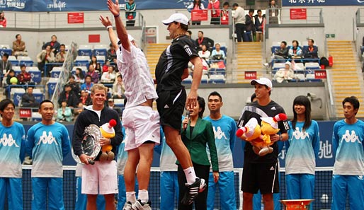 Wie man als Verlierer feiert, zeigte Andy Roddick (weißes Shirt) nach dem Doppelfinale des ATP-Turniers in Peking: Bob Bryan, der gemeinsam mit Bruder Mike siegte, freute sich mit