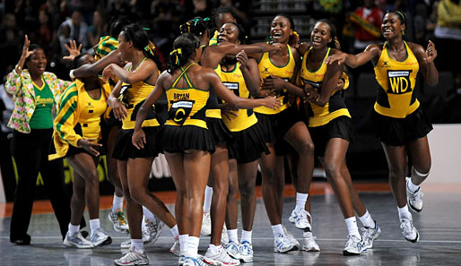Ein übergroßer Bienenschwarm? Nein, hier feiert das jamaikanische Team nach dem Sieg über England den Einzug ins Finale der World Netball Series