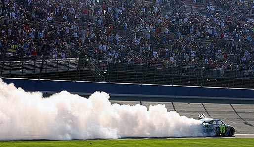 Jimmie Johnson lässt es ordentlich rauchen! Der Chevi-Pilot lässt sich den Burnout nach seinem Sprint-Cup-Sieg beim NASCAR-Pepsi500 natürlich nicht nehmen