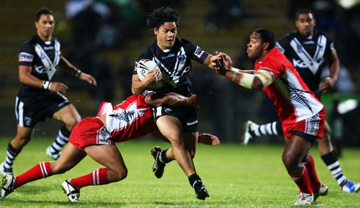 Keiner kann ihn stoppen: Issac Luke von den neuseeländischen Kiwis stürmt durch die Reihen Tongas beim Testspiel der International Rugby League Federation