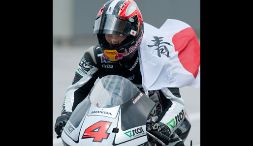 Hiroshima Aoyama zeigt Flagge, als er den malayischen Moto-GP in der 250cc-Klasse gewinnt. Das ist gut, solange ihm die Fahne nicht ins Gesicht weht