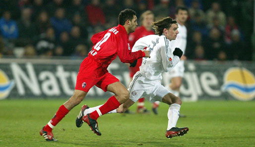 Dezember 2003: Antars (l.) Freiburger sind gegen Hargreaves (r.) und seine Bayern chancenlos! 0:6