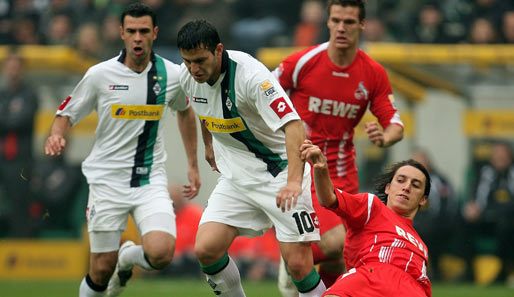 Mönchengladbach - Köln 0:0: Raul Bobbadilla (2 v.l) setzt sich gegen Kölns Pedro Geromel im Zweikampf durch