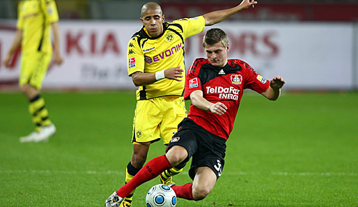 Viel spielte sich in Leverkusen im Mittelfeld ab. Hier duellieren sich Toni Kroos (r.) und Mohamed Zidan