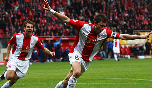 Der Mainzer Tim Hoogland (r.) hatte allen Grund zu feiern, immerhin erzielte er zwei Treffern