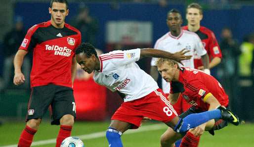 Hamburger SV - Bayer Leverkusen 0:0: Ze Roberto zieht die Blicke aller Beteiligten auf sich. Oder gelten sie doch dem Ball?