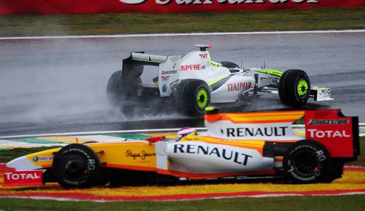 Roman Grosjean im Renault sichert sich den besten Zuschauerplatz direkt an der Piste