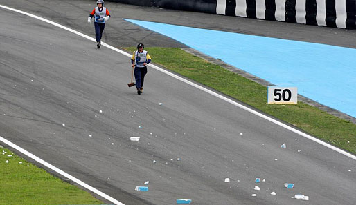 Kuriose Bilder: Romain Grosjean zerstörte bei einem Ausritt ein Styropor-Schild und verteilte die Trümmerteile auf der ganzen Strecke