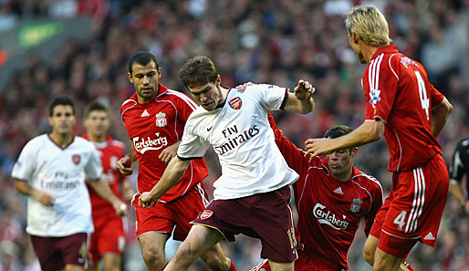 Auch gegen den FC Liverpool stand er auf dem Platz. Hier umringt von Javier Mascherano (l.), Jamie Carragher (h.) und Sami Hyypiä (r.)
