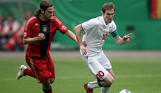Zwischendurch ging es auch zur weißrussischen Nationalmannschaft. Hier sprintet Hleb gegen Torsten Frings