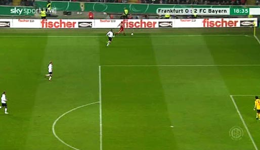 Die Ausgangssituation vor dem 2:0: Thomas Müller bekommt auf der linken Seite die Kugel, Maik Franz greift an