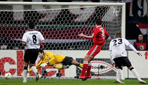 Eintracht Frankfurt - Bayern München 0:4: Miroslav Klose traf per Doppelpack zur schnellen Zwei-Tore-Führung für den FCB. Hier das 2:0