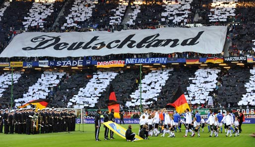 Während der Nationalhymne zeigten die deutschen Fans eine beeindruckende Tribünen-Choreo