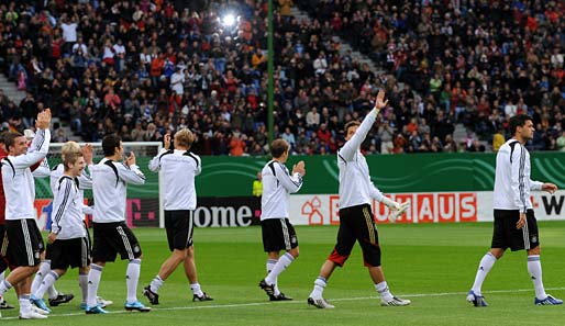 Das DFB-Team hielt am Montag ein öffentliches Training in der Hamburger Arena ab. Die Mannschaft wurde von 25.000 Fans begeistert empfangen