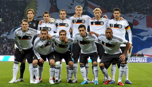 Doch nun zum Fußball: Wenige Sekunden vor Anpfiff posiert die DFB-Elf für die Fotografen. Dann geht's los