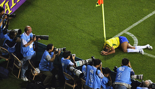 #4: RIVALDO. WM 2002: Rivaldo kriegt gegen die Türkei einen Ball vors Schienbein und spielt eine Kopf- oder Gesichtsverletzung vor. Riesig