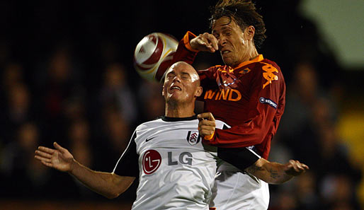 Rodrigo Taddei (r.) im Kopfballduell mit Fulhams Paul Konchesky