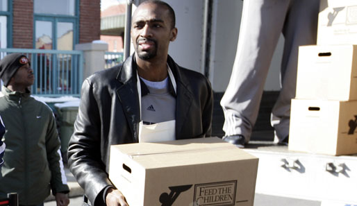 Die NBA-Profis leisten regelmäßig gemeinnützige Arbeit. Quinton Ross verteilt Lebensmittel an hilfsbedürftige Familien
