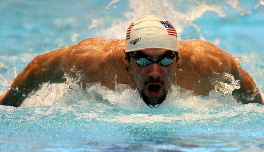 Ohne seinen Wunderanzug pflügt Superstar Michael Phelps in Berlin durchs WM-Becken. Wenn der Bart ihn mal nicht bremst...