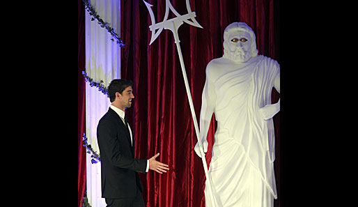 Shaking hands mit Poseidon. Schwimmer Michael Phelps wollte sich bei den Golden Goggle Awards in Beverly Hills die Gunst des Meeresgottes sichern