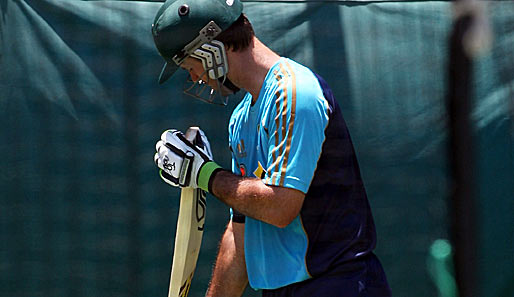 Der Marat Safin des Crickets? Ricky Ponting von den Australian Nets inspiziert beim Training erstmal seinen Schläger. Noch alles dran?