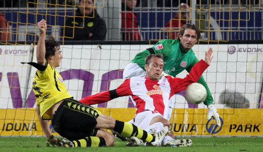 Nikolce Noveski springt in den Schuss von Mats Hummels (l.) und bekommt den Ball an den Arm
