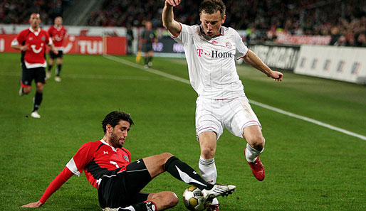 Karim Haggui stoppt einen Flügellauf von Bayerns Ivica Olic (r.) mit fairen Mitteln